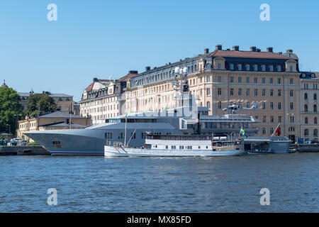 STOCKHOLM, Schweden, 2. Juni 2018: Der große Luxus Yacht M/S Skat begann in Stockholm Hafen mit einem alten Dampfschiff vorbei. Das Schiff ist im Besitz von t Stockfoto