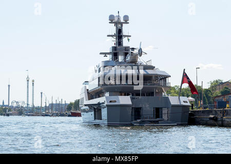 STOCKHOLM, Schweden, 2. Juni 2018: Der große Luxus Yacht M/S Skat begann in Stockholm Hafen. Das Schiff wird von der ehemaligen Microsoft Techniker Char Besitz Stockfoto