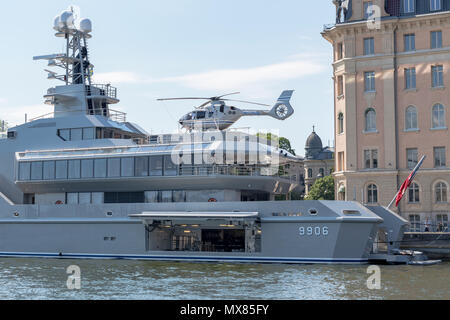 STOCKHOLM, Schweden, 2. Juni 2018: Der große Luxus Yacht M/S Skat begann in Stockholm Hafen. Das Schiff wird von der ehemaligen Microsoft Techniker Char Besitz Stockfoto