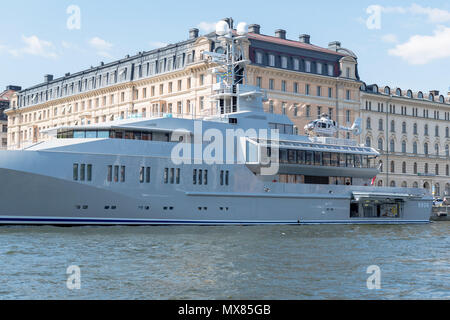 STOCKHOLM, Schweden, 2. Juni 2018: Der große Luxus Yacht M/S Skat begann in Stockholm Hafen. Das Schiff wird von der ehemaligen Microsoft Techniker Char Besitz Stockfoto