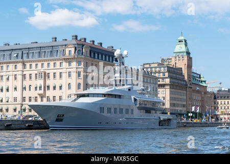 STOCKHOLM, Schweden, 2. Juni 2018: Der große Luxus Yacht M/S Skat begann in Stockholm Hafen. Das Schiff wird von der ehemaligen Microsoft Techniker Char Besitz Stockfoto