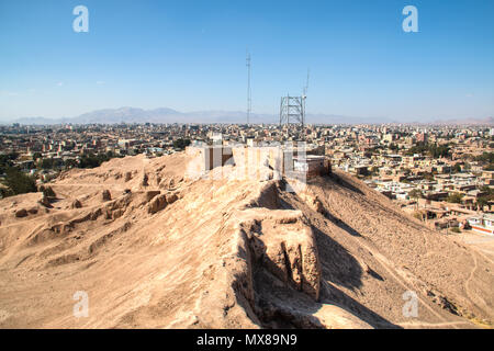 Blick auf die Stadt von der Wüstenstadt Kerman im Osten des Iran Stockfoto