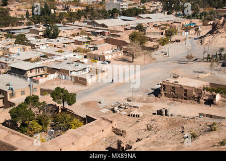 Blick auf die Stadt von der Wüstenstadt Kerman im Osten des Iran Stockfoto