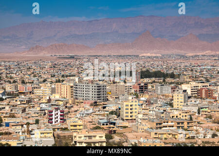 Blick auf die Stadt von der Wüstenstadt Kerman im Osten des Iran Stockfoto