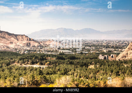 Blick auf die Stadt von der Wüstenstadt Kerman im Osten des Iran Stockfoto