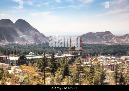 Blick auf die Stadt von der Wüstenstadt Kerman im Osten des Iran Stockfoto