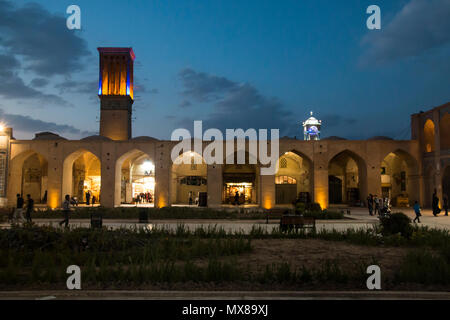 KERMAN, IRAN - NOVEMBER 2017: Abend am Hauptplatz im Bazar der Wüstenstadt Kerman im Iran Stockfoto