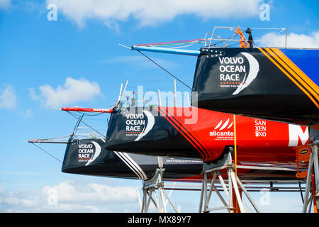 Cardiff, Vereinigtes Königreich - Juni 01, 2018: Detailansicht der Bug von drei Volvo Ocean Race Yachten unter Reparatur in Cardiff Stockfoto