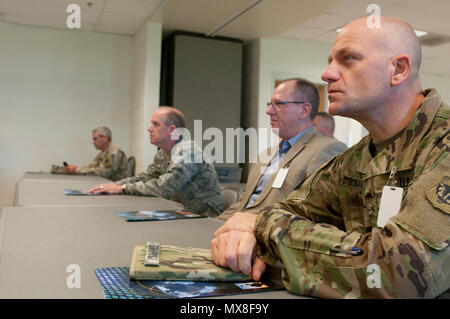 Brig. Gen. Dave O'Donahue, stellvertretender Adjutant General von der Wisconsin Army National Guard sitzt an der Seite des Herrn Mark Michie, ein pensionierter Brig. Gen. mit der Wache, und Generalmajor Don Dunbar, der Adjutant General von der Wisconsin nationaler Schutz, während einer Cyber legal Briefing bei Cyber Schild 17, Camp Williams, Utah, 3. Mai 2017. Cyber Shield ist ein nationaler Schutz konzipiert Soldaten zu bewerten, Flieger und ziviles Personal auf der Pläne zu Netzstörungen statt 24. April bis 5. Mai 2017 im Camp Williams, Utah. (Wisconsin Army National Guard: Staff Sgt. Matthäus Ard) Stockfoto