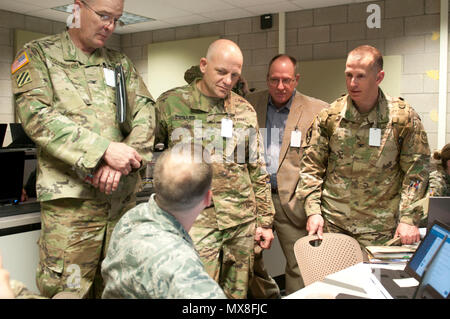 Brig. General David O'Donahue, stellvertretender Adjutant General von der Wisconsin National Guard, pensionierter Brig. Gen. Mark Mitchie, Oberst Timothy Covington, und Oberst Jeff Alston, sprechen mit einem Wisconsin Flieger über das, was er lernen während Cyber Schild 17. wurde. Cyber Shield ist eine Nationalgarde Übung für die Soldaten, Flieger und ziviles Personal auf der Pläne zu Netzstörungen statt 24. April bis 5. Mai 2017 im Camp Williams, Utah bewerten. (Wisconsin Army National Guard: Staff Sgt. Matthäus Ard) Stockfoto