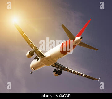 Geräumige Passagierflugzeug im Himmel nach Reiseziel fliegen Stockfoto