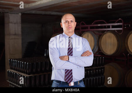 Sicher froh, dass positive erfolgreiche Mann Winzer im eigenen Weingut vault Posing Stockfoto