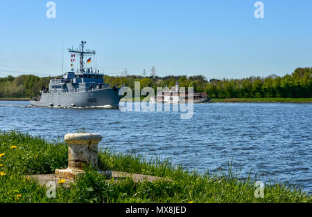 Schiffe, die in den Kanal. Andere Perspektive und Schiffstypen. Passagier- und Containerschiffe. Stockfoto