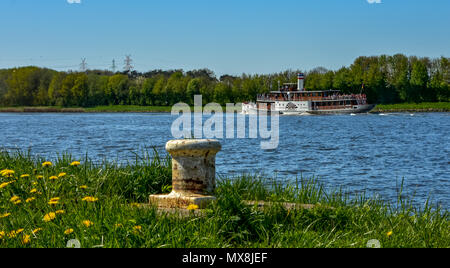 Schiffe, die in den Kanal. Andere Perspektive und Schiffstypen. Passagier- und Containerschiffe. Stockfoto