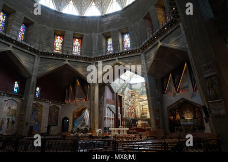 NAZARET, ISRAEL - ca. Mai 2018 Altar in der Basilika der Verkündigung Stockfoto