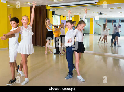 Gruppe von fleißigen freundlich lächelnden Kinder Tango tanzen im Tanzstudio Stockfoto