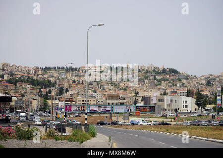 NAZARET, ISRAEL - ca. Mai 2018 Straße in die Stadt Stockfoto