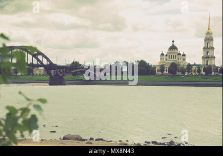 Blick auf Verklärung Kathedrale und Autobahnbrücke in Rybinsk, Russland Stockfoto