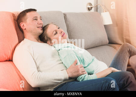 Im mittleren Alter Mann und die Frau zu Hause bleiben glücklich erwartet Kind Stockfoto