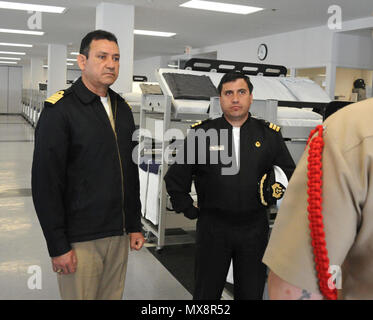 Region der Großen Seen, Il. (03.Mai 2017) Kapitän Xavier Flament, mexikanische Marine und Cmdr. Jorge Toso, chilenischen Marine hören zu einer Division Commander rekrutieren, geben eine kurze auf rekrutieren Kaserne leben während einer ausländische Offiziere tour Mai 3, um das Training der Befehl rekrutieren. Der Besuch umfaßt vier älteren ausländischen Verbindungsbeamten, Mitglieder von US-Flotte Kräfte Befehl, RTC und Training Support Center über einen dreitägigen Zeitraum tourte. Die Offiziere wurden Vertreter der Mexikaner, Brasilianer, chilenischen und peruanischen Seestreitkräfte. Über 30,000-40,000 Rekruten Absolvent jährlich nur von Boot Camp der Marine. Stockfoto