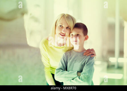 Positive junge Mutter und Sohn in Bezug auf die klassische Reliefs im Museum Stockfoto