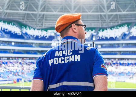 Samara, Russland - 16. Mai 2018: Russische emercom Offizier in Uniform im Cordon vor dem Hintergrund des Stadions. Text auf Russisch: 'MOE Stockfoto