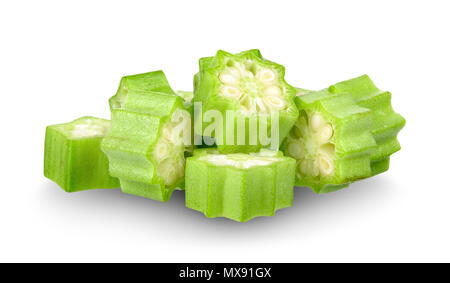 Slice okra auf weißem Hintergrund Freistellungspfad isoliert. Stockfoto