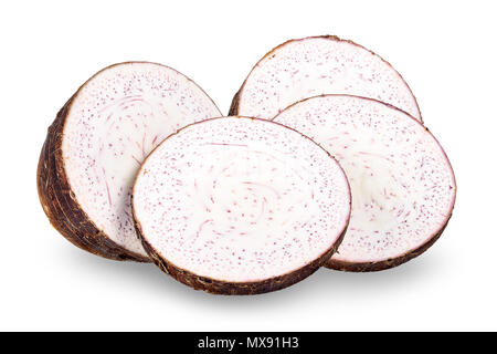 Slice taro auf Weiß mit Freistellungspfad isoliert. Stockfoto