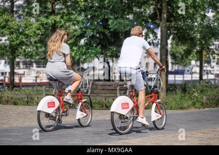 Antwerpen - 21. MAI 2018. Junges Paar auf Velo Leihräder, eine Form des öffentlichen Verkehrs, leicht mit Zug, Tram und Bus zu kombinieren. Stockfoto