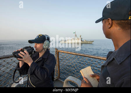 Arabischen Golf (2. Mai 2017) Seaman Brandi Harrington, Links, und Seaman Paul Greene, zugeordnet zu den USS Mahan (DDG72), für Kontakte als Royal Saudi Marine Patrol Kanonenboot (Rakete) zieht neben der Mahan während Auffüllung auf See Ausbildung in den Arabischen Golf während der Übung nautische Union 17. Nautische Union ist eine bilaterale multi-dimensionale Bewegung zwischen den USA und Saudi-Arabien, die Interoperabilität zu fördern, Kreuz - Training und Maritime Security Operations, Verbündeten und Partnern zu beruhigen, die Freiheit der Schiffahrt und des freien Handels in der Region erhalten. Stockfoto