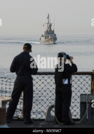 Arabischen Golf (2. Mai 2017) Seaman Paul Greene, Links, und Seaman Brandi Harrington, zugeordnet zu den USS Mahan (DDG72), für Kontakte als Royal Saudi Marine Patrol Kanonenboot (Rakete) zieht neben der Mahan während Auffüllung auf See Ausbildung in den Arabischen Golf während der Übung nautische Union 17. Nautische Union ist eine bilaterale multi-dimensionale Bewegung zwischen den USA und Saudi-Arabien, die Interoperabilität zu fördern, Kreuz - Training und Maritime Security Operations, Verbündeten und Partnern zu beruhigen, die Freiheit der Schiffahrt und des freien Handels in der Region erhalten. Stockfoto