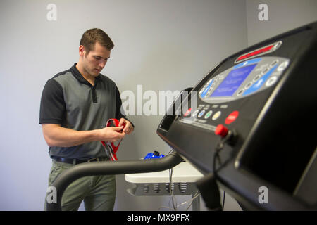 Armee Wellnesscenter Gesundheit Erzieher Logan Blackwell erklärt, wie man richtig einen spezialisierten Pulsmesser für die Verwendung in einem Fitness-check im Camp Atterbury Mai 2. Die Indiana National Guard Widerstandsfähigkeit Campus und Armee Wellnesscenter ist für alle Indiana National Guard Soldaten und ihre Angehörigen zur Verfügung. Stockfoto