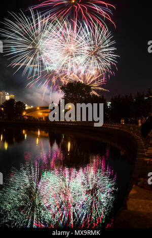 Pyrotechnische Show mit Feuerwerk in den Nachthimmel auf Waterfront in Minsk. Stockfoto