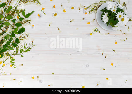 Leere weiße Tischplatte mit Frühling Blumen Stockfoto