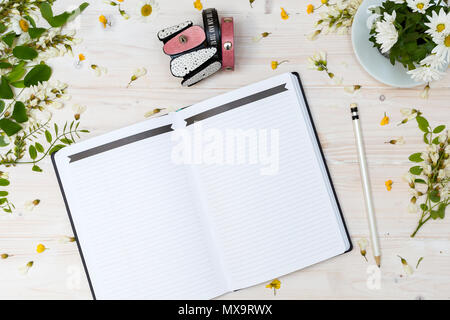 Weiße Tischplatte Szene mit leeren Notizbuch und Bleistift mit weißen Armband Stockfoto