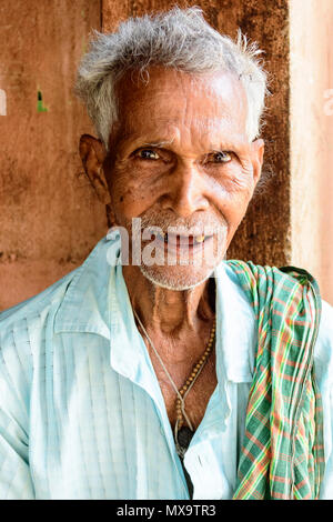 Porträt eines Stammes- alter Mann von Dorf Odisha, Indien Stockfoto