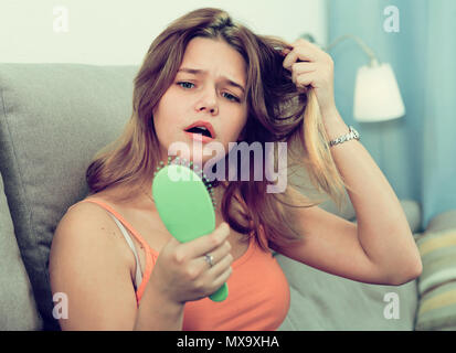 Mädchen in einer Panik, weil ihr Haar zu Hause fällt. Stockfoto