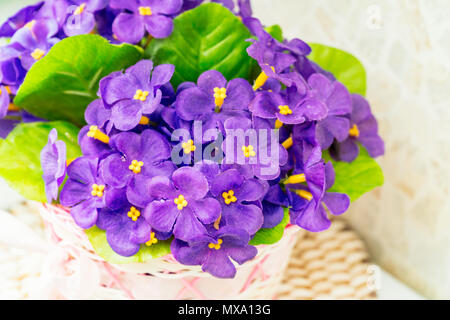 Schönen Blumenstrauß von künstlichen lila Veilchen. Viola odorata Stockfoto