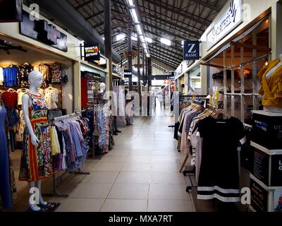 PASIG CITY, Philippinen - 27. MAI 2018: Ställe und Speicher am Tiendesitas Shopping Complex in Mandaluyong City, Philippinen. Stockfoto