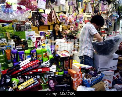 DIVISORIA, Cebu City, Philippinen - 14. MAI 2018: Sortiert salon liefert auf einem Basar Stall in einem großen Einkaufszentrum. Stockfoto