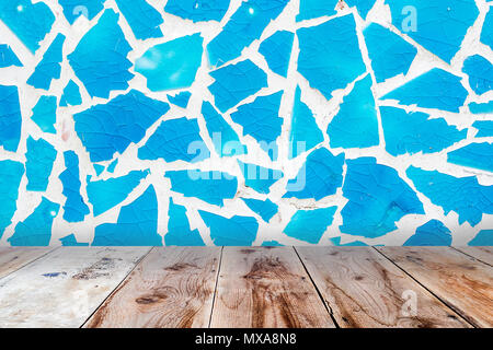 Architektonischen Hintergrund aus blauem Glas Mosaik Wand- und brauner Holzboden Stockfoto