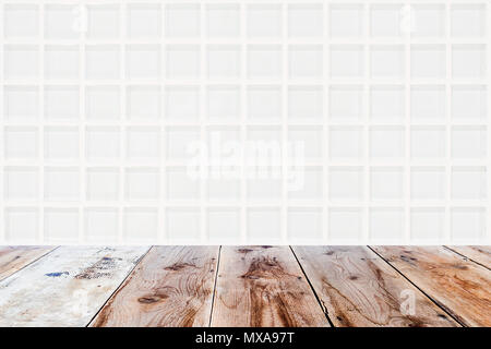 Architektonischen Hintergrund aus weißem Mosaik gläserne Wand- und brauner Holzboden Stockfoto