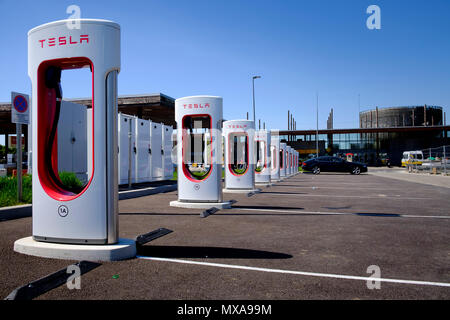 Tesla mit mehreren Ladestationen für Elektroautos an französische Service station Stockfoto