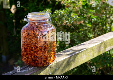 Hackschnitzel ist eine Flasche. Holz- Chips für Grill rauch Geschmack. Stockfoto