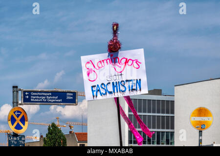 Deutschland, Berlin-Mitte, Mai 2017 27. Flamingos intead der Faschisten. Anti Rechten Plakat an Berlin anti Afd Rallye & Stellen Sie den Hass Demonstration. Stockfoto