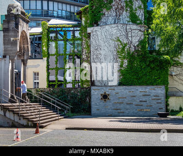 Berlin Charlottenburg. Jüdisches Gemeindezentrum Eingang und Mauer der Erinnerung, Hauptportal ist ein Fragment des alten jüdischen Synagoge Stockfoto