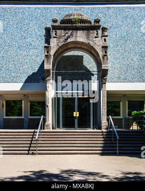 Berlin Charlottenburg. Jüdisches Gemeindezentrum (jüdisches Gemeindehaus Fasanenstraße) Eingang, Hauptportal ist ein Fragment des alten jüdischen Synagoge Stockfoto