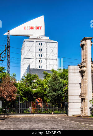 Berlin Charlottenburg. Fragment des alten jüdischen Synagoge im jüdischen Gemeindezentrum und Segel der modernen Beckhoff Building. Alte und neue Architektur Stockfoto