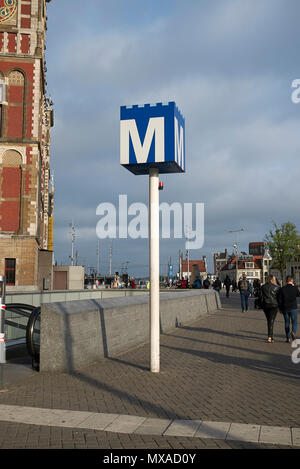 Amsterdam, Niederlande, 16. Mai 2018: Blick auf den Hauptbahnhof in Amsterdam. Stockfoto