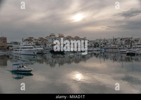 Porto Banus Marbella Spanien. Super Yacht Hafen und Spielplatz für die Reichen und Berühmten. Mai 2018. Stockfoto